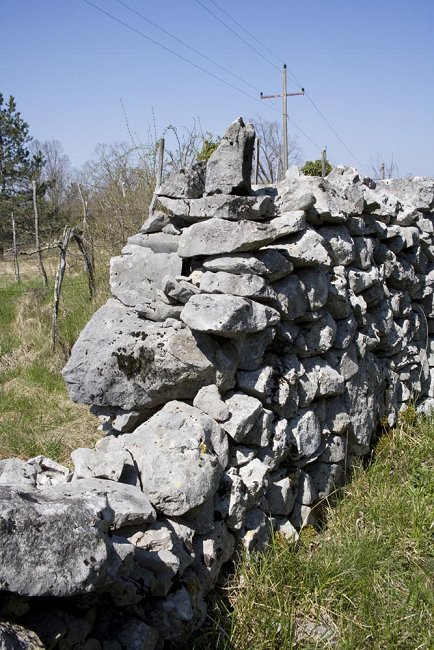 Dry wall with no mortar, Debela Griža. Photo by: V. Benedik, 2014.